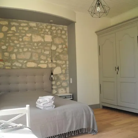 Loustalneou Nocleg ze śniadaniem 3*